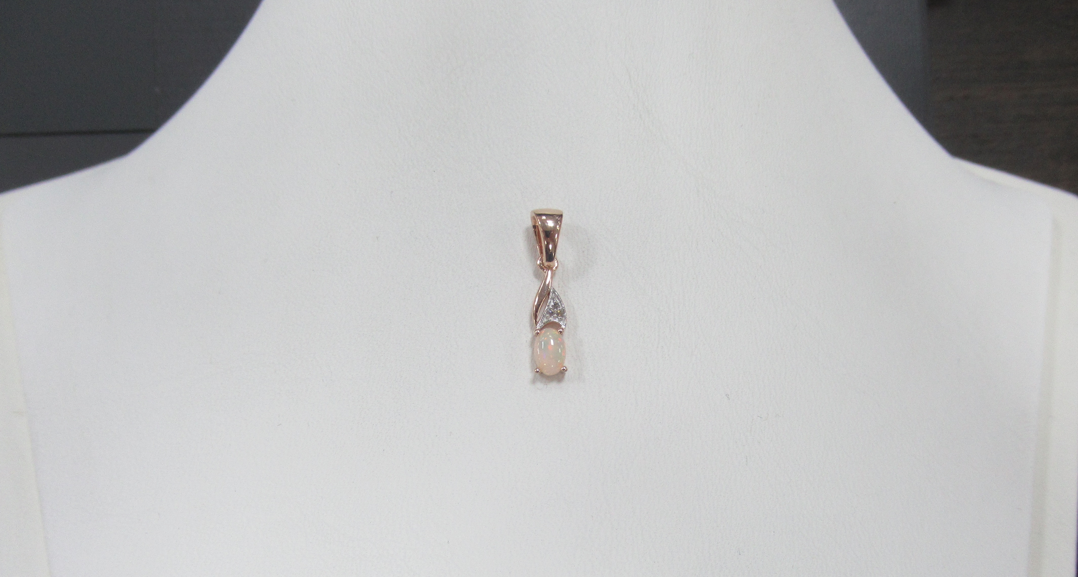 Серебряная подвеска с опалом